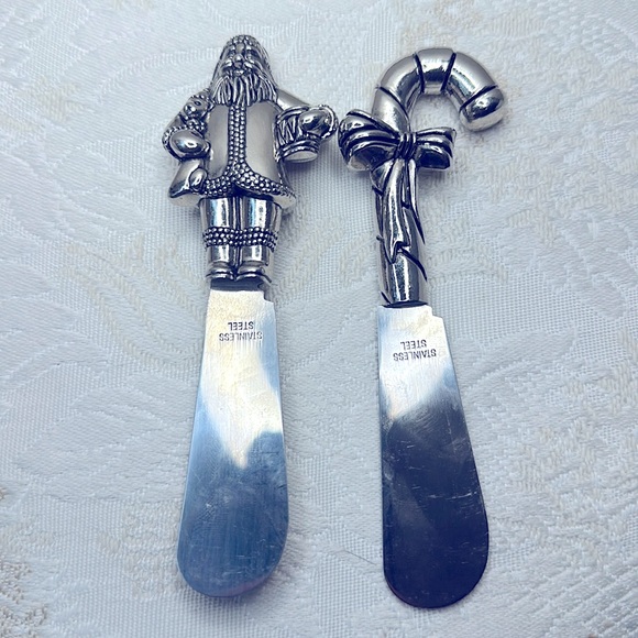 VINTAGE SET 2 DECORATIVE CHRISTMAS STAINLESS KNIVES - Picture 1 of 2